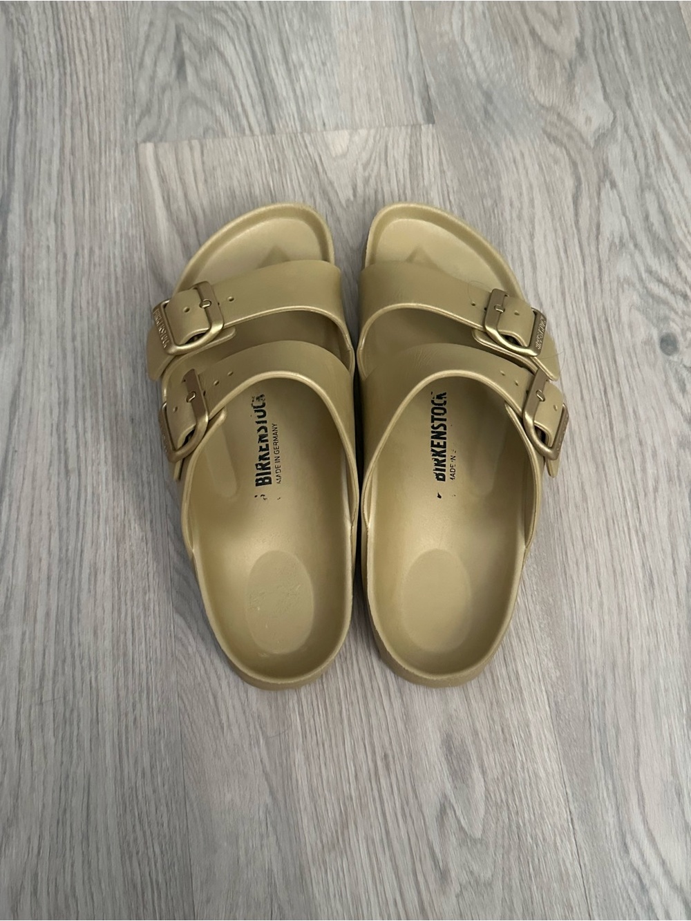 Birkenstock Arizona EVA sandals in the "Glamour Gold" colorway. - Picture 2 of 6